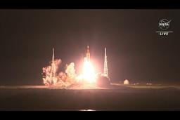 NASA наконец-то запустило ракету SLS к Луне. Её старт откладывали с десяток раз