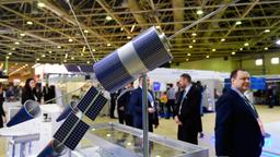 Роскосмос собирается изготавливать каждый день по спутнику