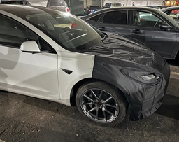 Новую Tesla Model 3 Highland впервые засняли на фото. Пользователи Twitter рассмотрели на фото возможную новую деталь