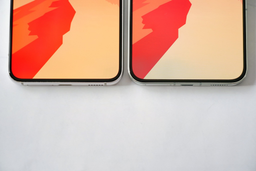 Xiaomi 13 с рекордно узкой рамкой сравнили с Samsung Galaxy S22 и iPhone 14 Pro