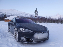 Не открываются двери и багажник, машина не заряжается. Владелец Tesla делится опытом использования автомобиля зимой