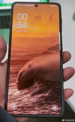 Судя по опубликованным живым фото, Oppo Find N2 Flip — первый смартфон-раскладушка без складки на экране
