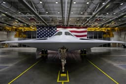 В США представлен новейший малозаметный стратегический бомбардировщик B-21 Raider, способный нести ядерное оружие