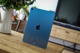 «Я получил два синих iPad Air 2022 сегодня, и я немного шокирован». Покупатели нового планшета жалуются на скрипы и качество сборки