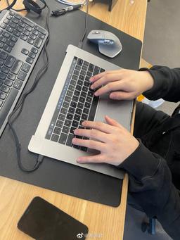 Крайне необычный мини-ПК из поломанного MacBook Pro. Люди используют ноутбуки без дисплея в качестве настольного ПК