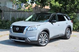 Nissan приостановил поставки нового Pathfinder в Россию. Завод в Санкт-Петербурге допускает остановку производства