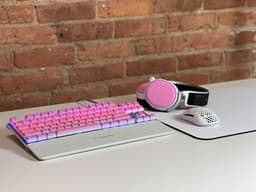 Ассортимент SteelSeries пополнили розовые колпачки для клавиш и накладки для гарнитур