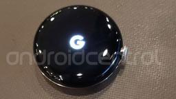Первые умные часы Google засняли вживую. Кто-то забыл Pixel Watch в американском ресторане