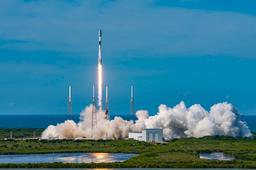 SpaceX вывела на орбиту 53 спутника Starlink. Второй раз за сутки