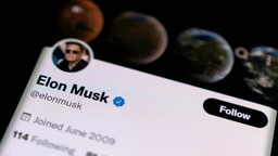 Илон Маск приостановил сделку по покупке Twitter. Акции соцсети рухнули на 20%