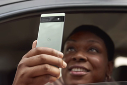 Google долго троллила Apple, но в итоге сама отказалась от разъёма 3,5 мм