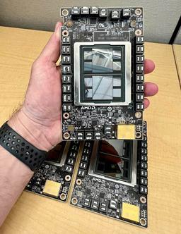 Самый большой в мире GPU с двумя кристаллами и 128 ГБ памяти. AMD Instinct MI250 позирует на фото