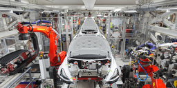 Заводы Tesla побили дневной и недельный рекорды производства