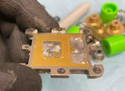 Очень толстая крышка необычной формы. Кто-то уже разобрал процессор Ryzen 7000