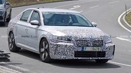 Так выглядит новая Skoda Superb: появились живые фото