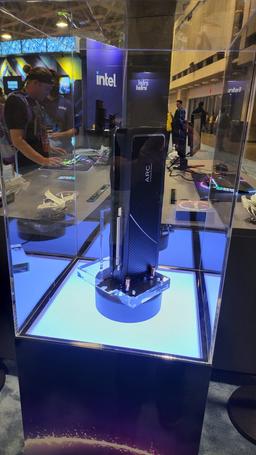 Intel ненароком показала, вероятно, самую мощную десктопную видеокарту Arc Alchemist с графическим чипом ACM-G10