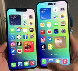Экран с «восклицательным знаком» на всех новых iPhone вызвал горячие споры. Многие предпочитают «чёлку»