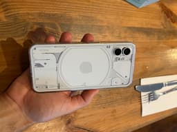Скрывать дизайн Nothing Phone (1) не придётся: живые фото чехла и демонстрация подсветки