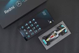 Лучшую версию топового флагмана Redmi K50 — Extreme Champion Edition — и её комплект поставки показали вживую
