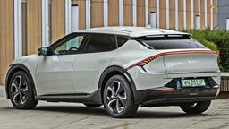 Электромобиль Kia EV6, посрамивший суперкары, выходит в России. Он будет доступен в заднеприводной и полноприводной версиях