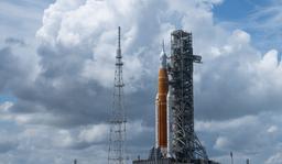 Старт сверхтяжелой ракеты SLS с космическим кораблем Orion к Луне отложен как минимум до 7 сентября. Но в NASA не исключают запуск ее и вовсе в середине октября