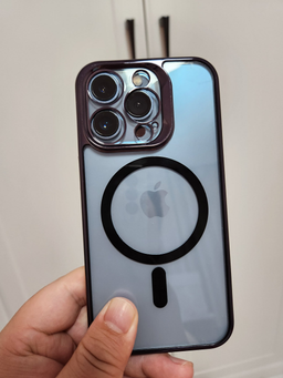 Камера iPhone 13 Pro кажется крошечной в чехле для iPhone 14 Pro