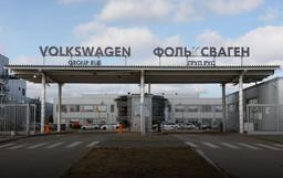 Volkswagen может продать свой российский бизнес Steyr Automotive. При этом немецкая компания возобновит производство автомобилей в России, но под другим брендом