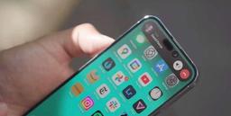Так выглядит Dynamic Island в iPhone 14 Pro при ярком свете. Из-за нового выреза фронтальная камера постоянно оказывается в грязном состоянии