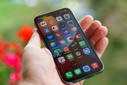 Быстрая разрядка iPhone 13 и iPhone 12 в iOS 16 никуда не делась. К ней добавилась плохая работа Spotlight
