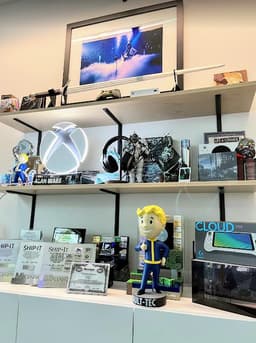 Это облачная игровая консоль Xbox, которой приписывают цену в 100 долларов. Устройство замечено на фотографии главы Xbox
