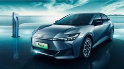 Снаружи – чуть крупнее Corolla, внутри – просторнее Camry. Toyota представила электрический седан bZ3