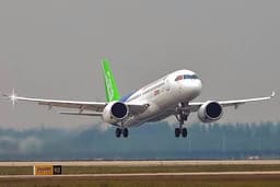 Первый узкофюзеляжный реактивный самолёт C919 будет запущен в коммерческую эксплуатацию в декабре. Разработка аналога Boeing 737 и Airbus A320 началась в 2008 году