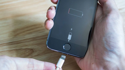 Apple наказали за то, что она убрала зарядные устройства из комплекта iPhone. Apple утверждает, что этот шаг позволил сэкономить около 550 000 тонн руды