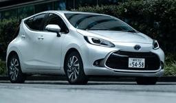 В России начали продавать хетчбэк Toyota Aqua с расходом всего 2,8 л на 100 км. Сколько за него просят?