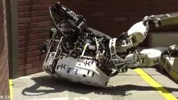 Робот Atlas в стиле Джеки Чана. Boston Dynamics показала неудачные дубли при исполнении роботом новых трюков