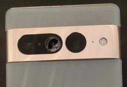 Pixel 7 продолжают страдать от проблем с трескающимся стеклом камеры, но Google не спешит менять по гарантии телефоны всем пострадавшим