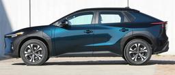 Полный привод, 218 л.с. и габариты как у Toyota RAV4. В России уже можно заказать новейший кроссовер Toyota bZ4X