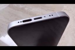 Инженер сделал то, что все никак не может сделать Apple – он установил в iPhone USB-C. Причем не вместо Lightning, а вместе
