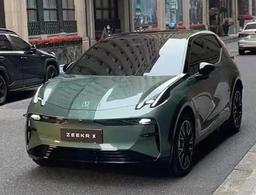 Кроссовер Geely, разгоняющийся до 100 км/ч за 3 секунды, засняли на дорогах общего пользования. Zeekr X вживую выглядит так же эффектно, как и на официальных рендерах