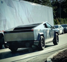 Новейшую версию Tesla Cybertruck показали на фото и видео