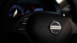 Шильдик на руле может выстреливать при аварии. Nissan отзывает почти полмиллиона машин из-за сообщений о травмах