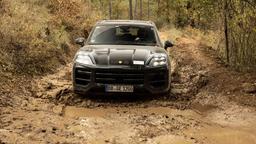 Из грязи в князи. Porsche показала Cayenne 2024, компания обещает самое крупное обновление за всю историю внедорожника