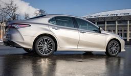 В Россию приехала партия новых Toyota Camry: они мощнее и дешевле машин российской сборки