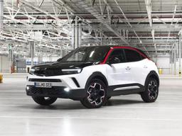В России вновь предлагают кроссовер Opel Mokka. У него 8-ступенчатый «автомат» и передняя панель полукругом