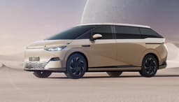 Почти что Lexus по уровню комфорта. В новейшем минивэне Xpeng X9 есть большой телевизор, холодильник и раздельные кресла с массой регулировок