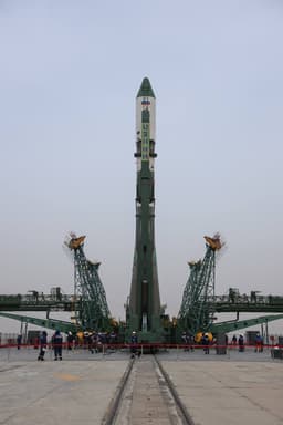 «Союз» с «Прогрессом МС-25» уже на старте Байконура: фото и видео установки в вертикальное положение
