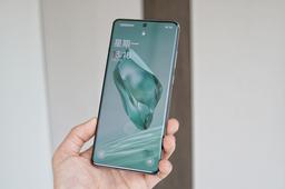 OnePlus 12 и его рекордный экран показали на живых фото за неделю до премьеры смартфона
