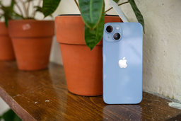 Базовый iPhone 14 с «классической чёлкой» заметно подешевел в России