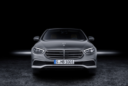 В Россию снова везут новые автомобили Mercedes-Benz, BMW и Audi. Спрос на них стабильный, как утверждает «Авилон»