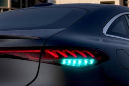 Mercedes-Benz первой в мире оснастила свои машины бирюзовыми габаритными огнями. И в этом большой смысл